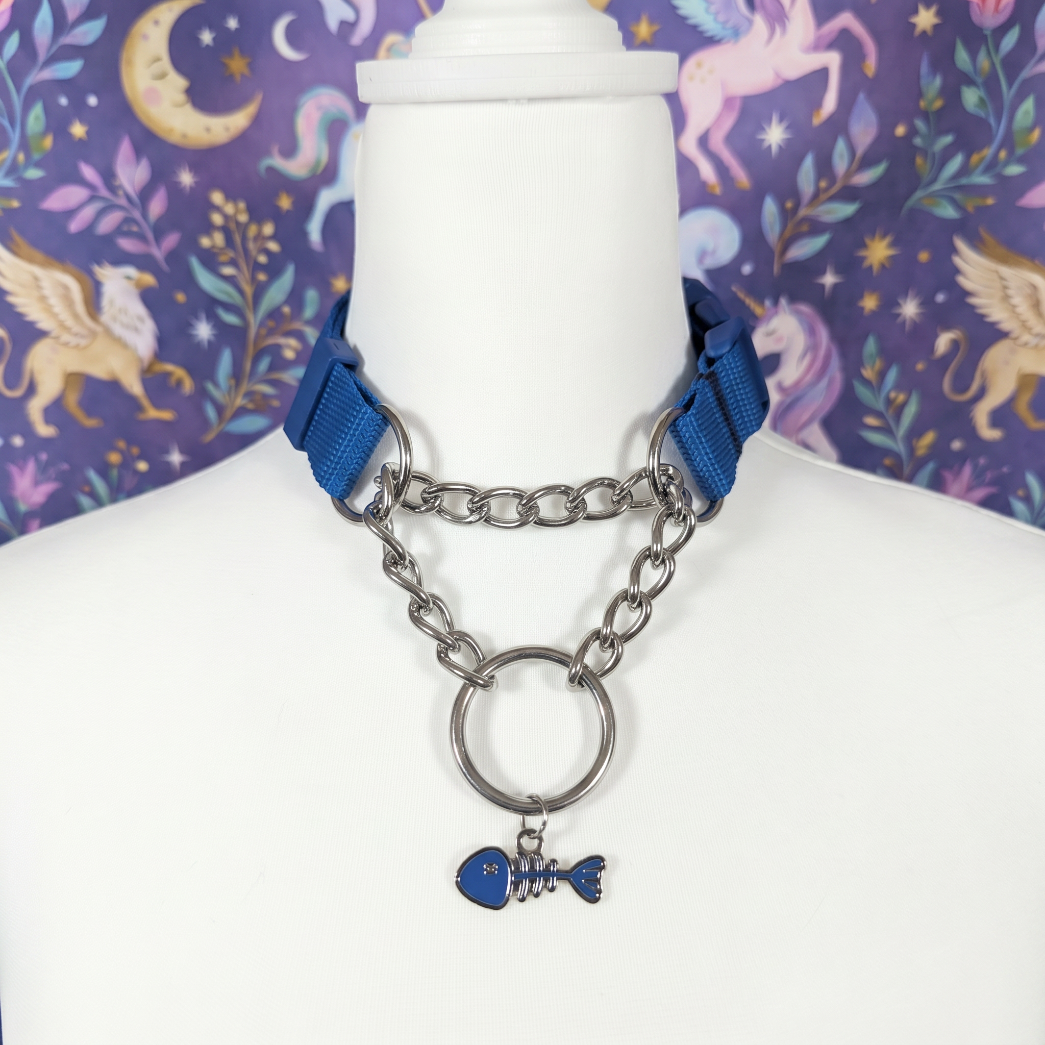 Blue and Polished metal Pull-Chain  choker necklace with white fish bone pendant on mannequin